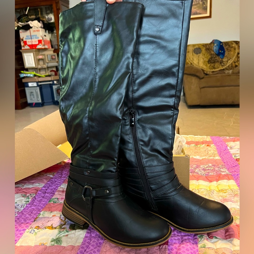 Journee Collection Walla Boots in Black size 7 1/2.